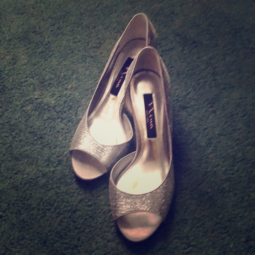 Nina glittery peep toe pumps size 6.5